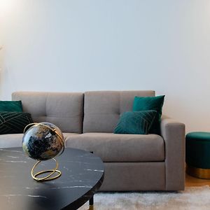 Stunning Apartment W/ Free Parking By Lovelystay